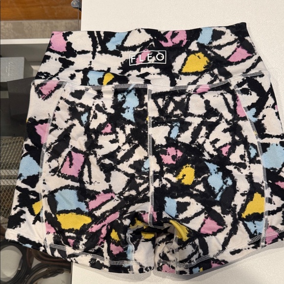 Fleo Abstract Print Women's Shorts - Picture 4 of 7